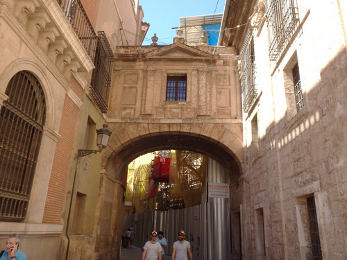 Archway connecting the Basilica de Virgen and La Catedral de Val&egrave;ncia.